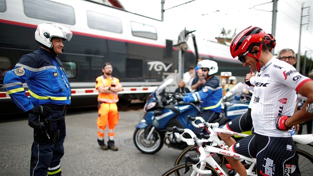 STT, JEDE VLAK! Alberto Contador bhem dvanct etapy ek, a projede rychlovlak TGV.