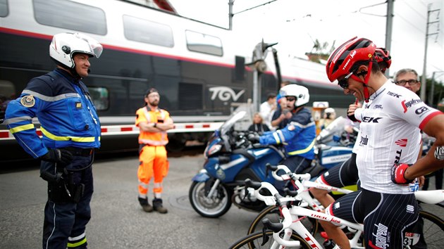 ST�T, JEDE VLAK! Alberto Contador b�hem dvan�ct� etapy �ek�, a� projede rychlovlak TGV.