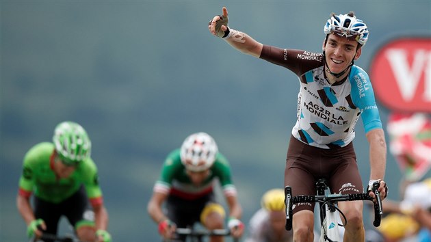 Romain Bardet slav vtzstv ve dvanct etap Tour de France. Za nm v dresu italskho mistra sup do cle za lutm dresem Fabio Aru.