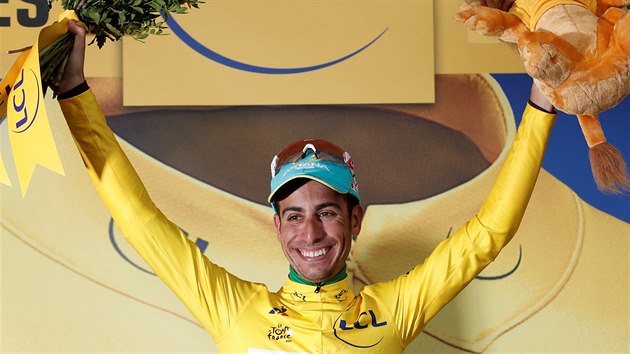 POPRV VE LUTM. Fabio Aru ve dvanct etap Tour ujel Chrisi Froomovi a poprv se na Tour de France oblk do lutho.