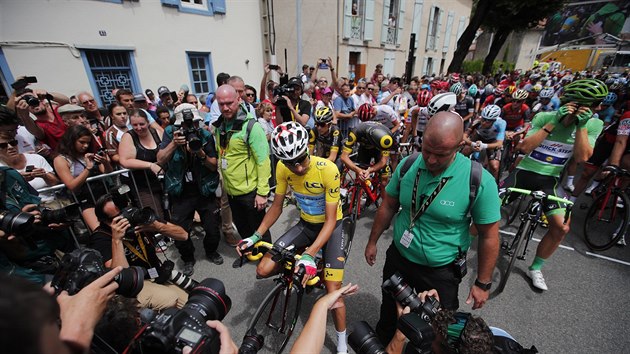 Fabio Aru ve lutm trikotu na startu tinct etapy Tour de France.