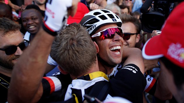 RADOST! Populrn Michael Matthews ovldl trnctou etapu Tour de France.