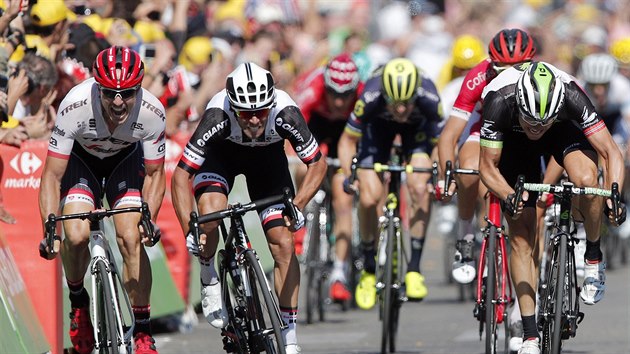 Michael Matthews (druh zleva) ve finii estnct etapy Tour de France bojuje s Johnem Degenkolbem (vlevo) a Edvaldem Boassonem Hagenem.