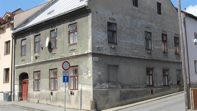 Tady se Arnold Pick ve Velkém Meziříčí narodil do židovské rodiny. Dům číslo 402 stojí v tradičně „křesťanské“ části města.