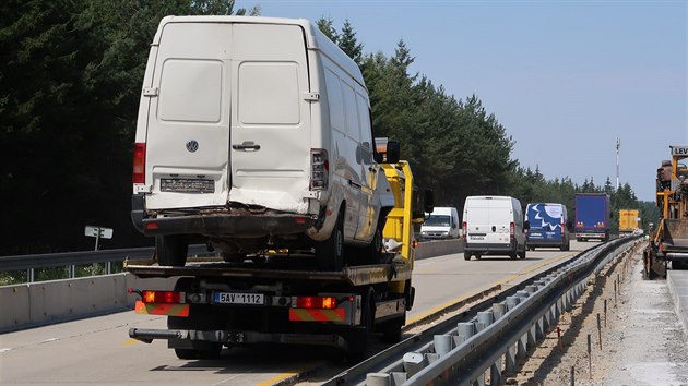 Nehoda t dodvek ve stedu dopoledne tm na ti hodiny zastavila provoz na dlnici D1 u Velkho Beranova ve smru na Prahu.