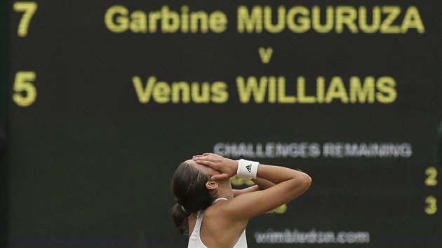 KRLOVNA WIMBLEDONU. panlsk tenistka Garbie Muguruzaov oslavuje vtzstv ve finle proti americk soupece Venus Williamsov.