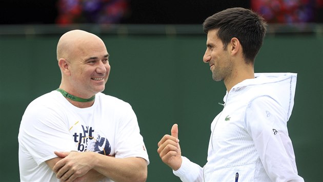 Andre Agassi a Novak Djokovi klbos pi trninku ve Wimbledonu.