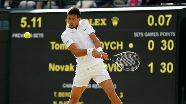 ZATEK BITVY. Novak Djokovi v vodu tvrtfinle Wimbledonu proti Tomi Berdychovi.