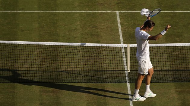POSTUP. Tom Berdych ve tvrtfinle Wimbledonu.