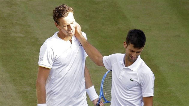 TAHLE TO SKONIT NEMLO. Tom Berdych vyhrl tvrtfinle Wimbledonu po skrei Novaka Djokovie.