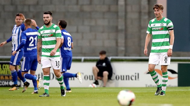 KDE SE STALA CHYBA. Fotbalist Mlad Boleslavi slav, hri Shamrock Rovers zpytuj svdom.