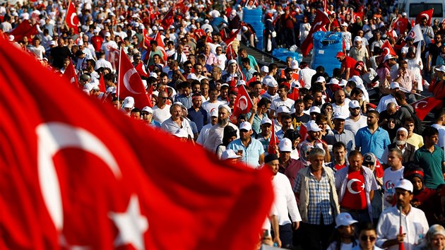 Obyvatelé Istanbulu si připomínají první výročí nezdařeného puče proti režimu tureckého prezidenta Erdogana (15. července 2017)
