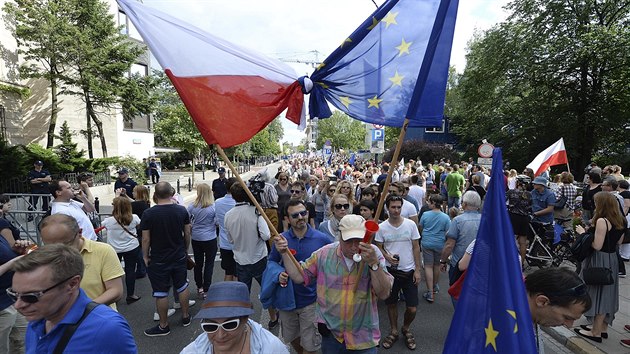 Tisce lid ve Varav protestovaly proti soudn reform (16. ervence 2017)