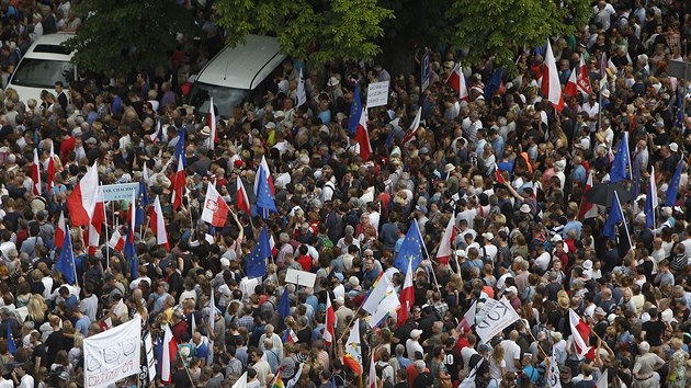Tisce lid ve Varav protestovaly proti soudn reform (16. ervence 2017)