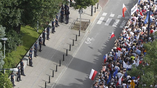 Tisce lid ve Varav protestovaly proti soudn reform (16. ervence 2017)