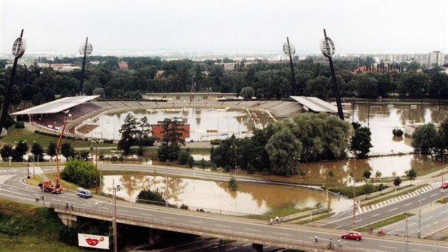 Před jezem na Orlici po pětidenním lijáku praskla ochranná hráz a do Malšovic se začala valit velká voda. Takhle vypadal 9. července 1997 hradecký fotbalový stadion.