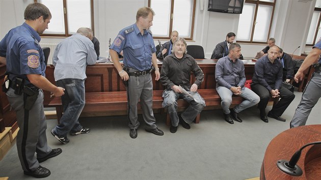 Krajsk soud v Plzni zaal projednvat ppad esti mu, kte jsou obalovan, e plnovali loupe trby z benzinky na Chebsku. (11. ervence 2017)