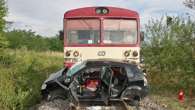 idika Volkswagenu Polo vjela v Klatovech ped motorov vlak. Po stetu podlehla vnm zrannm. (12. ervence 2017)