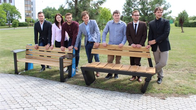 Studenti ZU v Plzni pedstavili dva prototypy chytrch laviek. (13. ervence 2017)