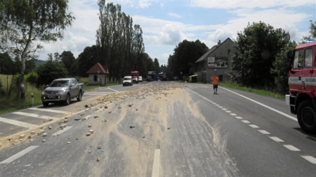 Nehoda nkladnho auta, ze kterho se vysypaly cihly, zablokovala silnici z Karlovch Var do Prahy.