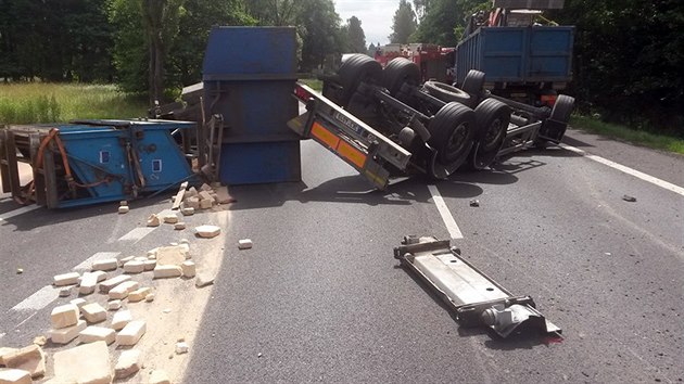 Nehoda nkladnho auta, ze kterho se vysypaly cihly, zablokovala silnici z Karlovch Var do Prahy.