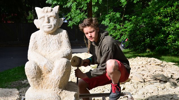 Kamenn pohdkov park na Krakonoi vytvej studenti hoick koly pod vedenm akademickho sochae Michala Moravce.