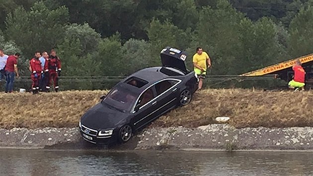 Audi A8 s kradenou zlnskou SPZ pachatel po loupei utopili v kanlu Vhu.