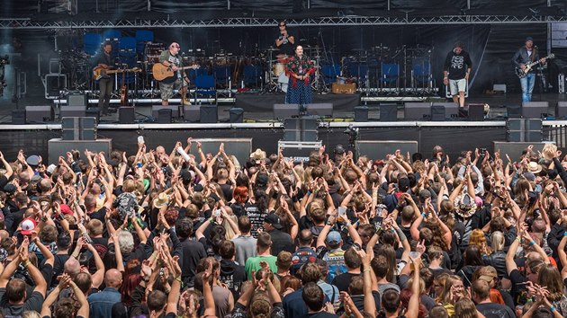 Kapela Fleret se Zuzanou Šulákovou na metalovém festivalu Masters of Rock ve Vizovicích v roce 2017