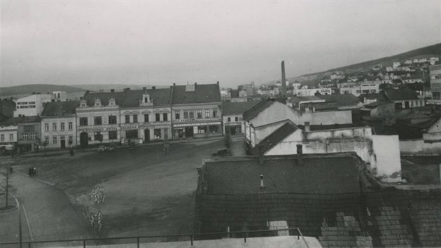 Budova záložny na náměstí Míru ve Zlíně na snímku z let 1935 až 1936.
