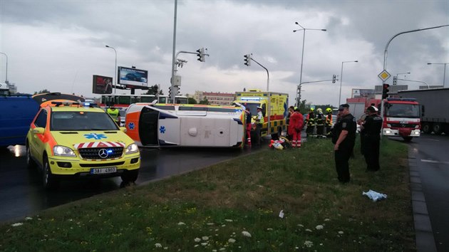 idi pevozov sanitky neoprvnn pouil majk, na kiovatce se srazila s autem a pevrtila se na bok. (11.7.2017)