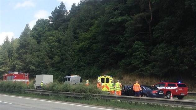 Nehoda dvou aut v ter dopoledne zastavila provoz na 26. kilometru dlnice D1. (18.7.2017)