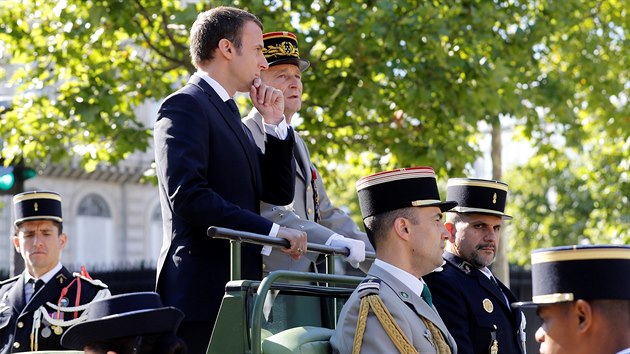 Francouzsk prezident Emmanuel Macron s nelnkem generlnho tbu francouzsk armdy Pierrem de Villiersem bhem oslav vro dobyt Bastily (14. ervence 2017).