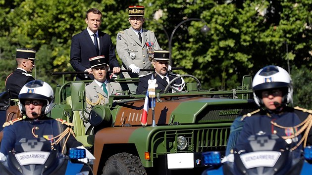 Francouzský prezident Emmanuel Macron s náelníkem generálního tábu...
