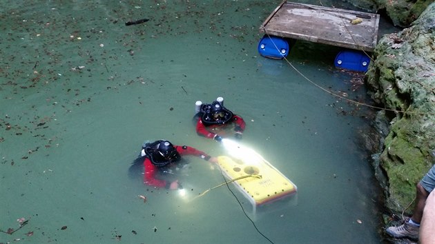 Finiovn pprav ped ponorem policejnho podvodnho robota, kter ml klov podl na zchran polskho stroje z hlubin Hranick propasti.