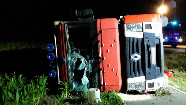 Na silnici mezi Mohelnicí a Libivou havaroval kamion, skončil převrácený na souběžně vedoucí cyklostezce.