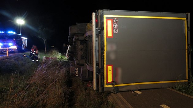 Na silnici mezi Mohelnicí a Libivou havaroval kamion, skončil převrácený na souběžně vedoucí cyklostezce.
