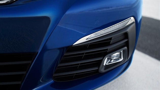 Nový Peugeot 308: agresivněji tvarované nárazníky. V případě levnějších provedení z nárazníku mizí denní svícení, které je nově vždy součástí hlavních světlometů.
