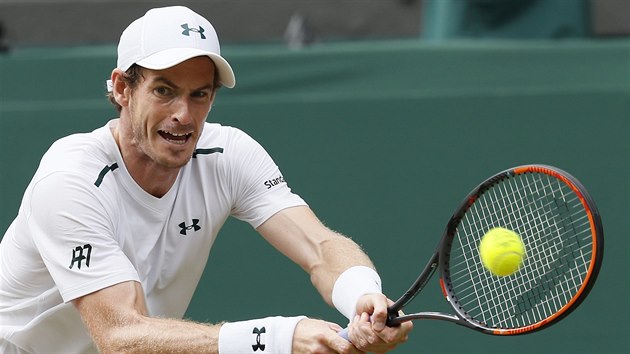 Brit Andy Murray zahrv der ve tvrtm kole Wimbledonu proti Francouzi Benoitu Pairemu.