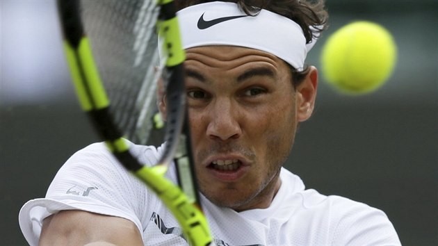 Rafael Nadal odehrv mek v osmifinle Wimbledonu.