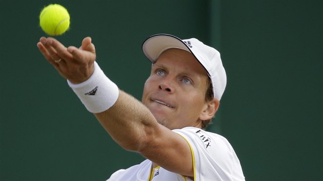 Tom Berdych servruje v zpase s Dominikem Thiemem z Rakouska v osmifinle Wimbledonu.