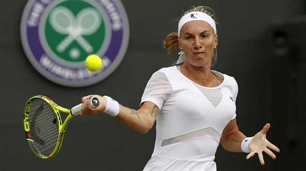 Ruska Svtlana Kuzncovov napahuje ve tvrtfinle Wimbledonu.