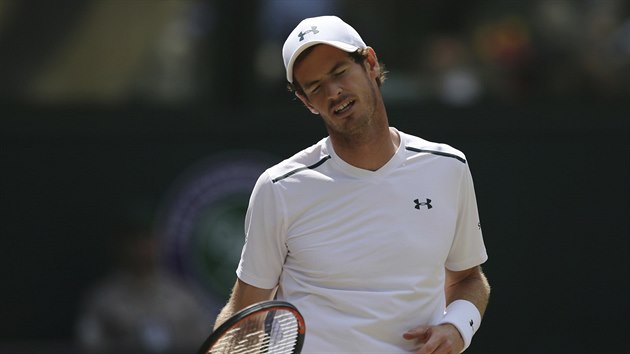 Brit Andy Murray ve čtvrtfinále Wimbledonu. Netváří se nadšeně.