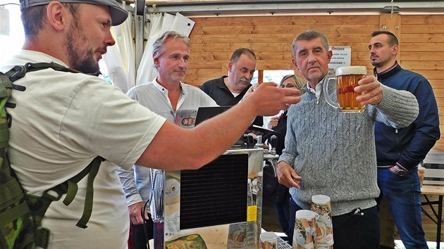 Na Slavnostech svijanskho piva se objevil i pedseda hnut ANO Andrej Babi. Nkolik hodin tady epoval pivo.