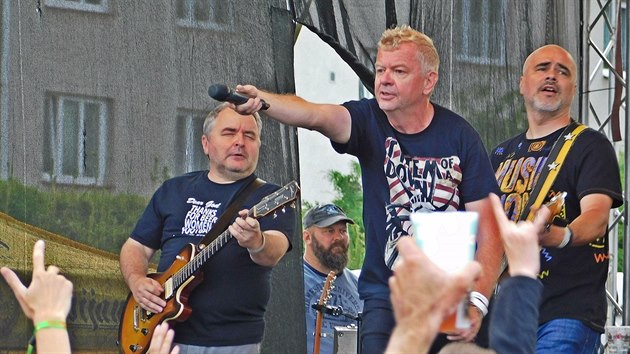Úspěšné bylo i vystoupení skupiny Mňága a Žďorp  v čele s jejím charismatickým frontmanem Petrem Fialou.