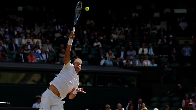 Tom Berdych bojuje v semifinle Wimbledonu.