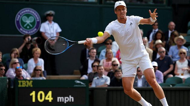 Tom Berdych returnuje v semifinle Wimbledonu.