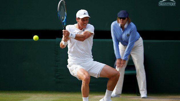 Tom Berdych bojuje v semifinle Wimbledonu.