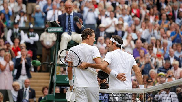 Tom Berdych (vlevo) gratuluje Rogeru Federerovi k postupu do finle...