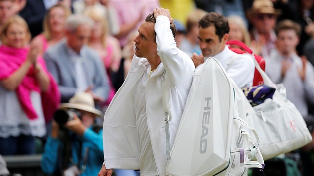 Tom Berdych (vpedu) po prohranm semifinle ve Wimbledonu, vzadu je...