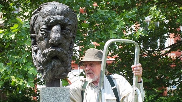Akademick socha Stanislav Hanzk pi tehdej instalaci Smetanovy bronzov busty.